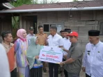 wagub-sumbar-serahkan-bantuan-bedah-rumah-di-agam-dan-bukittinggi