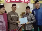 safari-ramadhan-di-masjid-al-quwait,-anggota-dprd-padang-h.-rusdi-bantu-kegiatan-keagamaan -rp-25-juta