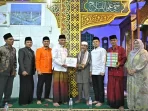 gubernur-sumbar-iktikaf-dan-serahkan-bantuan-di-masjid-bersejarah-balai-gadang-mungo
