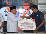 wawako-maigus-nasir-serahkan-santunan-pada-11-ahli-waris-korban-tewas-banjir-bandang