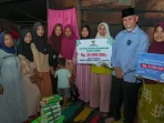 mahyeldi-ansharullah-serahkan-bantuan-rtlh-rp27,5-juta-untuk-keluarga-iswandi-di-sumpur-kudus
