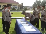 kapolres-pasbar-pimpin-langsung-upacara-pelantikan-dan-sertijab-pejabat-utama-dan-kapolsek