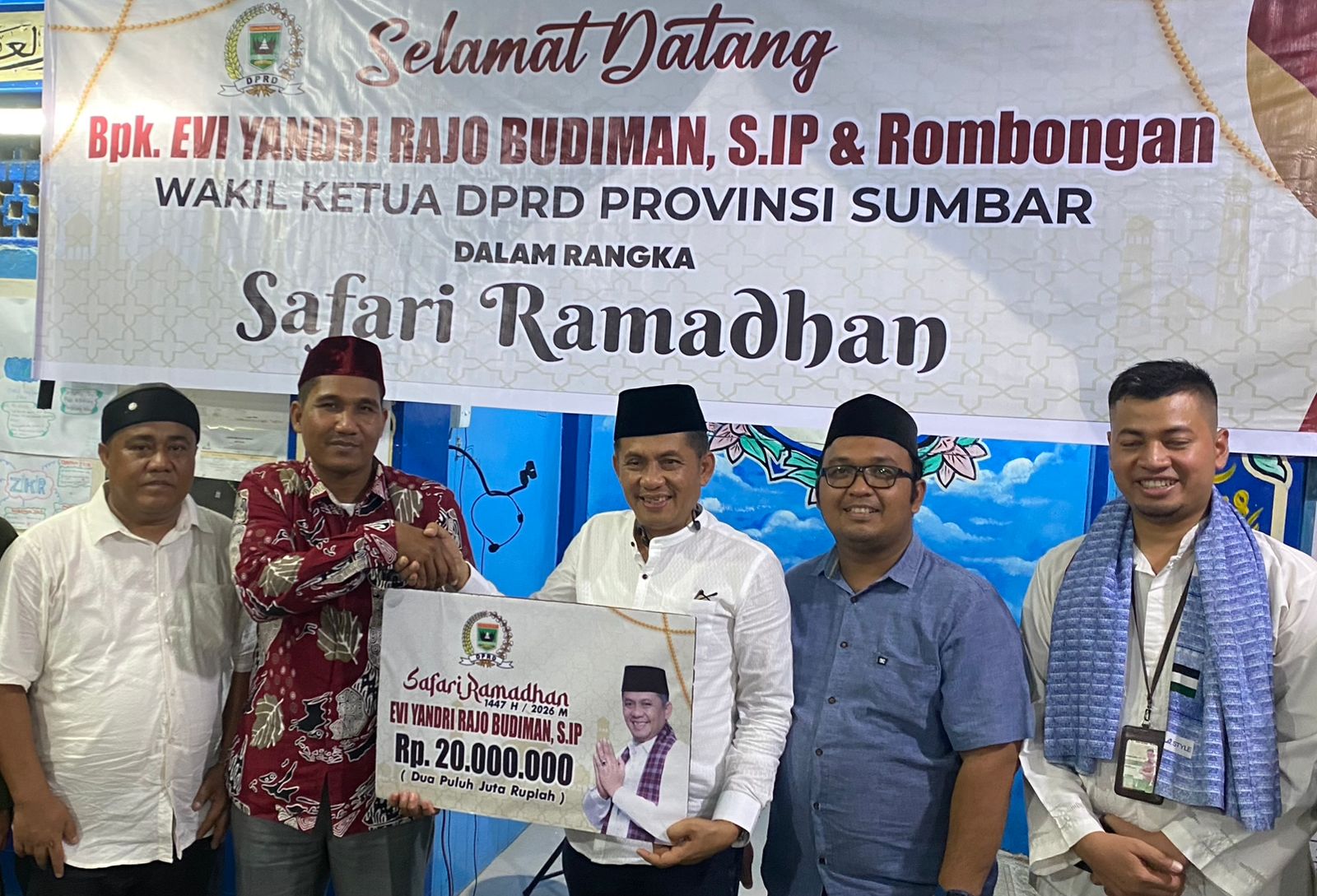 wakil-ketua-dprd-sumbar-evi-yandri-rajo-budiman-serahkan-bantuan-untuk-musala-nur-ishlah-sawahan wakil-ketua-dprd-sumbar-evi-yandri-rajo-budiman-serahkan-bantuan-untuk-musala-nur-ishlah-sawahan