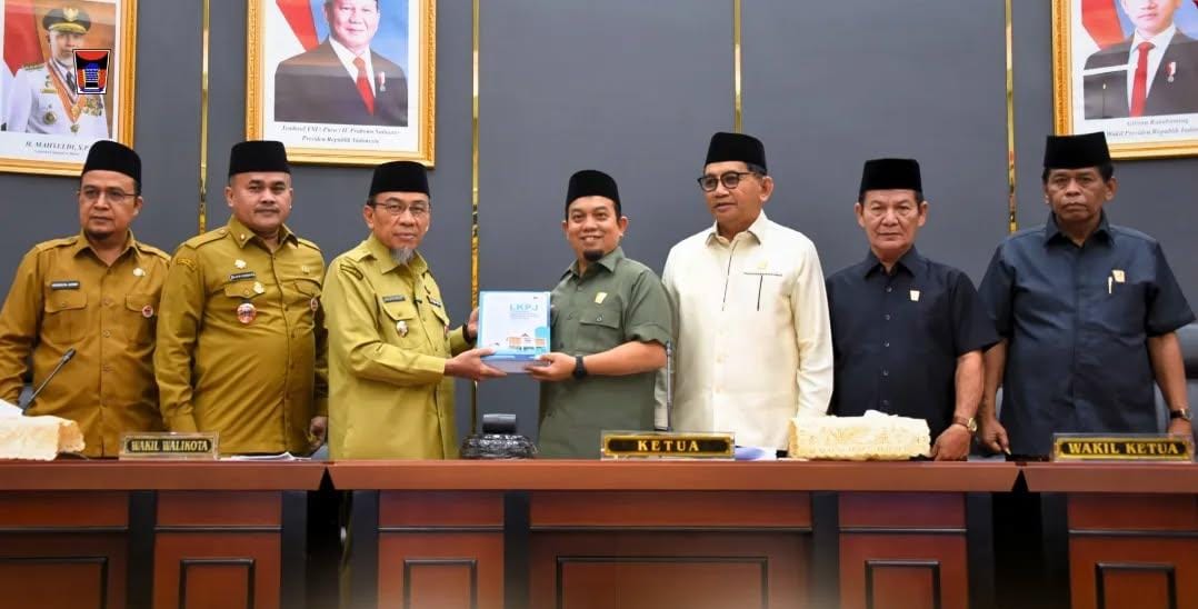 ketua-dprd-padang-pimpin-rapat-paripurna-penyampaian-lkpj-tahun-2025