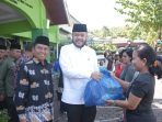 solidaritas-antarumat,-wako-fadly-amran-serahkan-paket-sembako-pada-masyarakat-lintas-agama