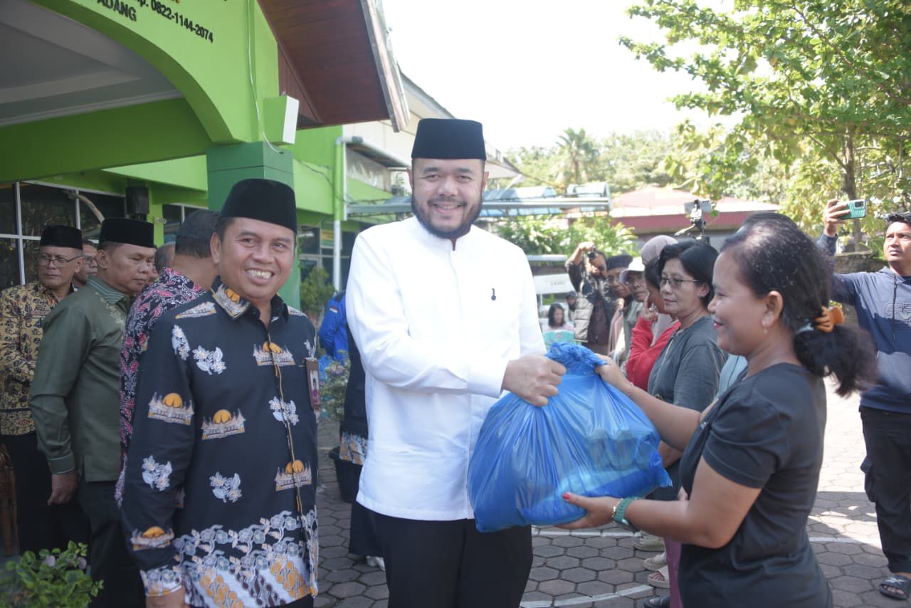 solidaritas-antarumat,-wako-fadly-amran-serahkan-paket-sembako-pada-masyarakat-lintas-agama