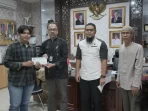 sekretaris-dprd-sumbar-maifrizon-serahkan-santunan-untuk-anak-yatim