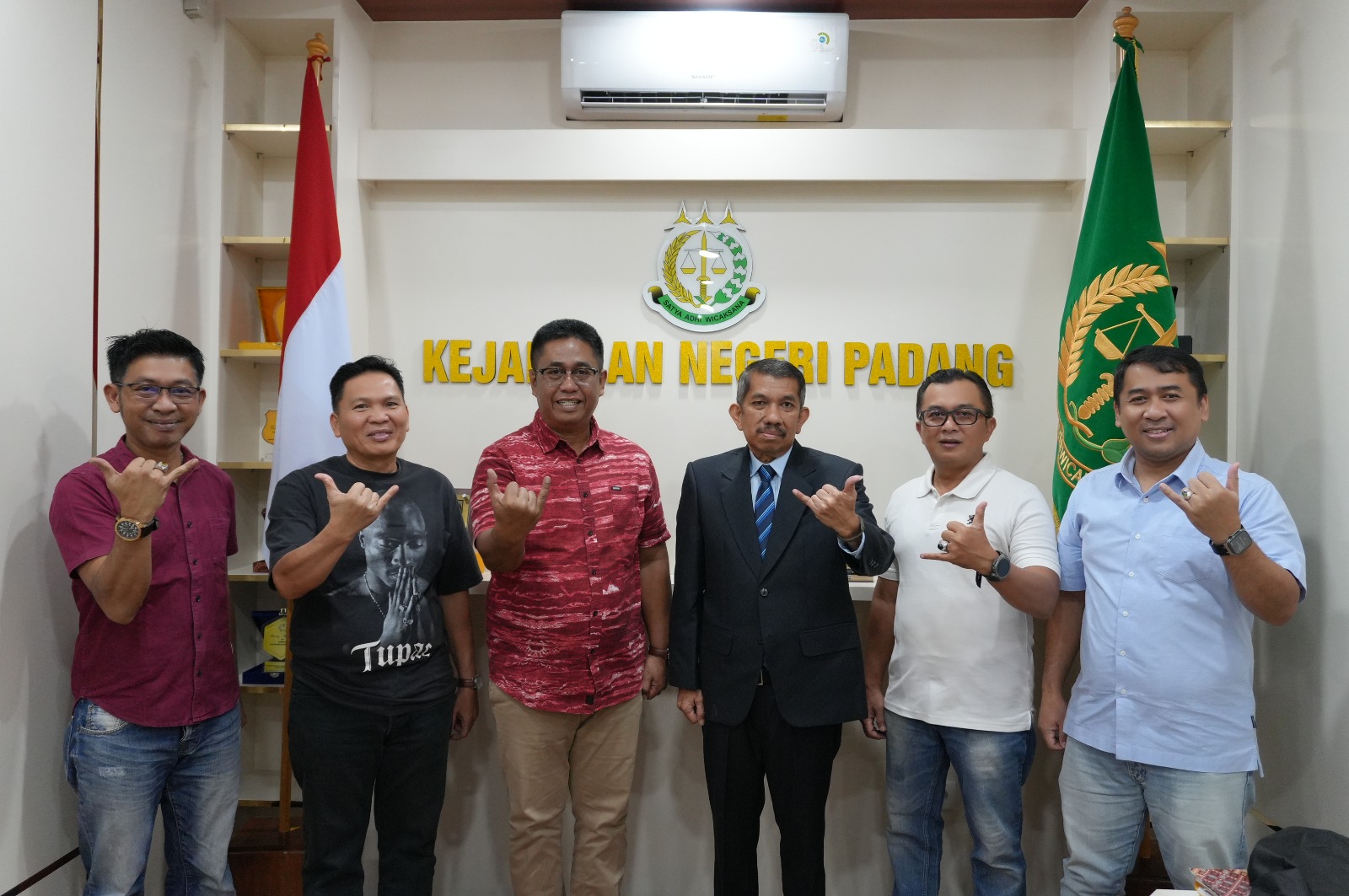 di-tengah-polemik-kasus-koruptor-buron,-kajari-padang-selesaikan-sidang-doktoral di-tengah-polemik-kasus-koruptor-buron,-kajari-padang-selesaikan-sidang-doktoral