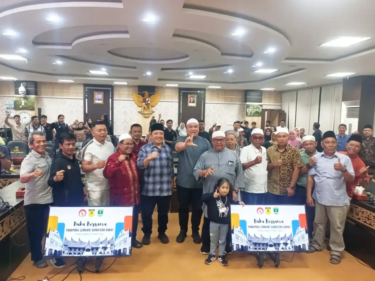pengprov-lemkari-sumbar-buka-bersama-dan-serahkan-bonus-karateka-berprestasi