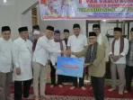 wagub-vasko-ruseimy-serahkan-bantuan-pembangunan-untuk-masjid-al-amin-piliang