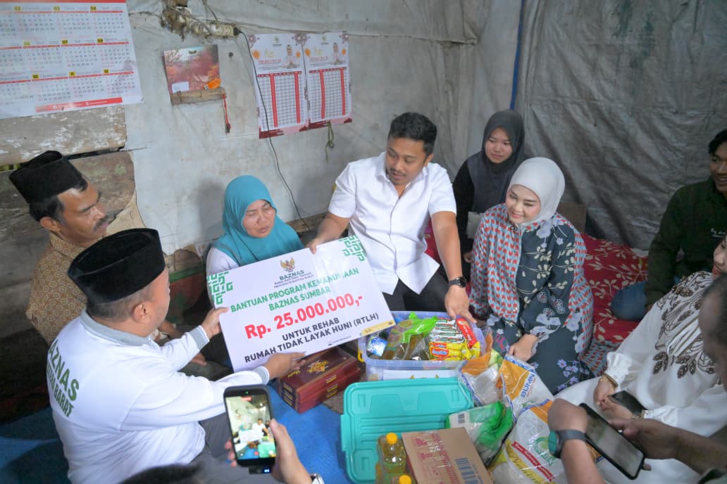 safari-ramadan-di-padang-panjang,-wagub-vasko-ruseimy-serahkan-bantuan-bedah-rumah
