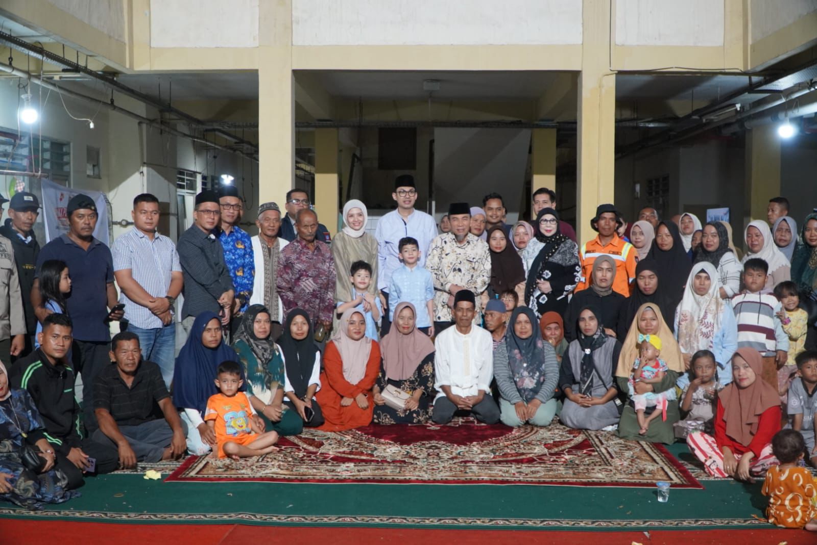 buka-puasa-bersama-warga -huntara,-wawako-maigus-nasir-salurkan-1000-paket-lebaran-dari-gebu-minang