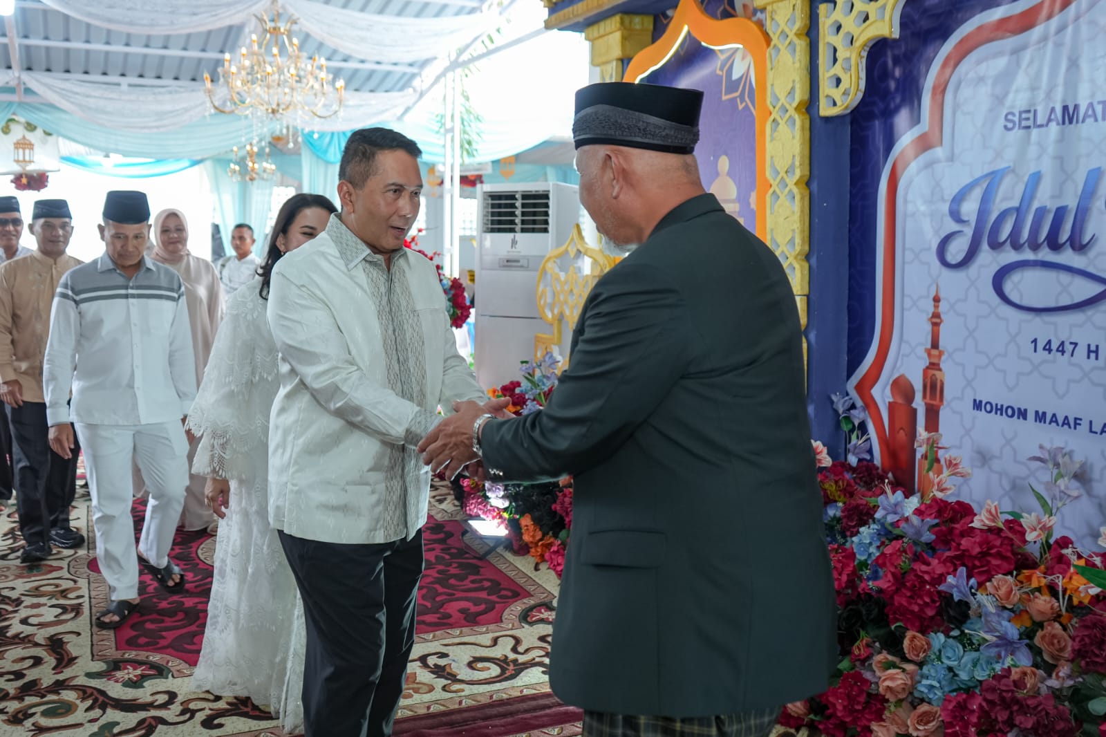 gubernur-mahyeldi -silaturahmi-idul-dengan-masyarakat-di-istana-gubernuran