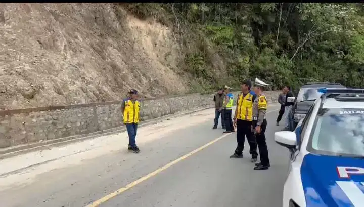 pemudik-melintasi-jalan-tapan-sako-sungai-penuh-dihimbau-hati-hati pemudik-melintasi-jalan-tapan-sako-sungai-penuh-dihimbau-hati-hati