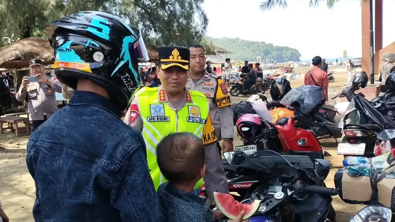 polresta-padang-lakukan-pemantauan-dan-pengamanan-di-kawasan-pantai-air-manis