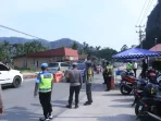 kapolres-limapuluh-kota-tinjau-arus-balik-lalin-sumbar–riau,-pastikan-kelancaran-di-kelok-sembilan
