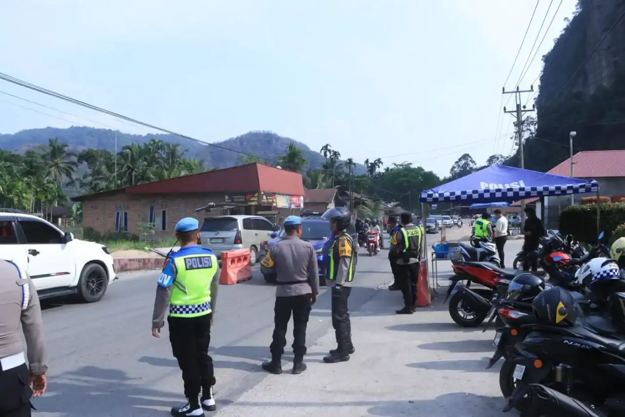 kapolres-limapuluh-kota-tinjau-arus-balik-lalin-sumbar–riau,-pastikan-kelancaran-di-kelok-sembilan