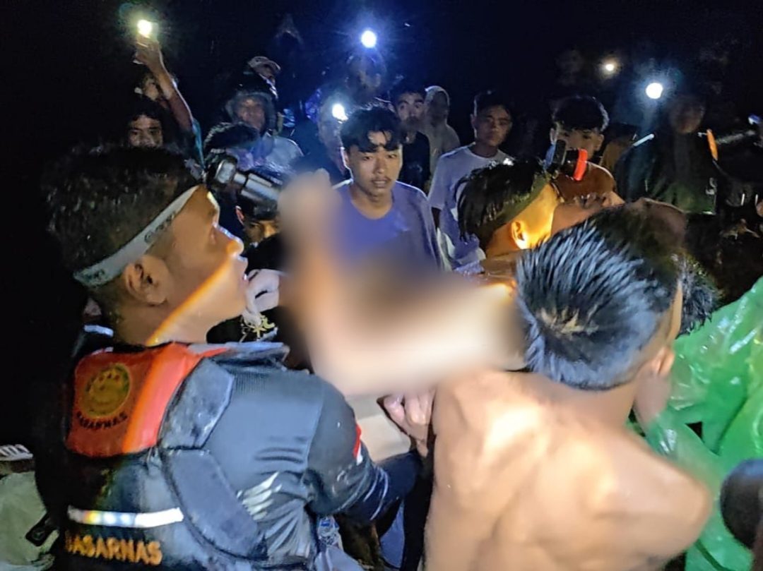 tim-sar-akhirnya-temukan-jasad-pemuda-tenggelam-di-solsel tim-sar-akhirnya-temukan-jasad-pemuda-tenggelam-di-solsel