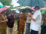 jembatan-dalam-pembangunan,-wabup-risnaldi-luruskan-isu-siswa-bertaruh-nyawa-di-lumpo