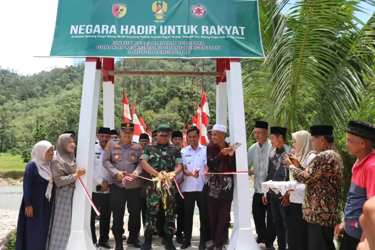 dandim-0311/pessel-resmikan-jembatan-perintis-garuda-di-kampuang-galundi,-dukung-mobilitas-warga