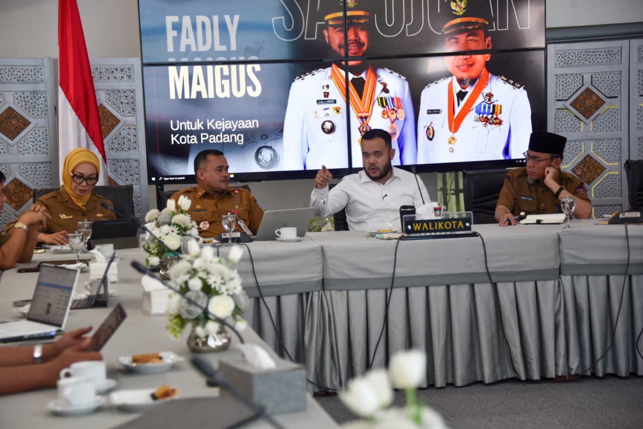 fadly-–-maigus-hadiri-rapat-tapd-kita-padang