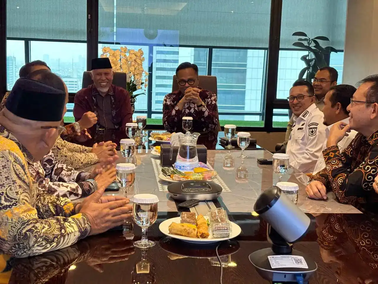 investasi-percepat-ekonomi-sumatera-barat:-kelapa,-gambir,-dan-infrastruktur-jadi-kunci investasi-percepat-ekonomi-sumatera-barat:-kelapa,-gambir,-dan-infrastruktur-jadi-kunci