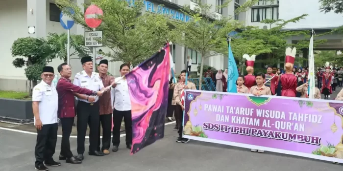 wawako-payakumbuh-lepas-pawai-ta’aruf-sdit-iphi,-131-siswa-ikuti-wisuda-tahfiz-dan-khatam-alquran