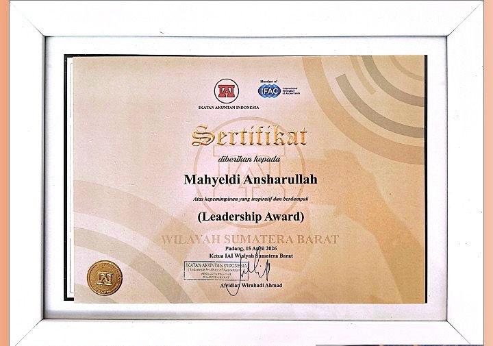 gubernur-mahyeldi-terima-penghargaan-“leadership-award”-dari-iai-sumbar gubernur-mahyeldi-terima-penghargaan-“leadership-award”-dari-iai-sumbar