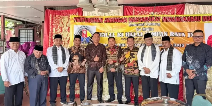 perantau-minang-di-malaysia-halal-bihalal-sambil-bermaaf-maafan-di-pondok-makan-setia-menanti