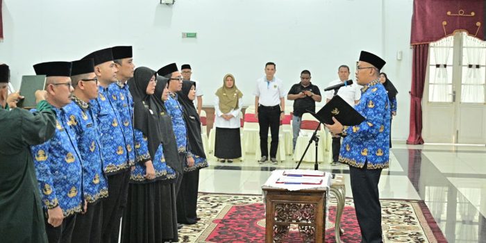sekdaprov-arry -yuswandi-lantik-8-pejabat-administrator-di-lingkungan-pemprov-sumbar