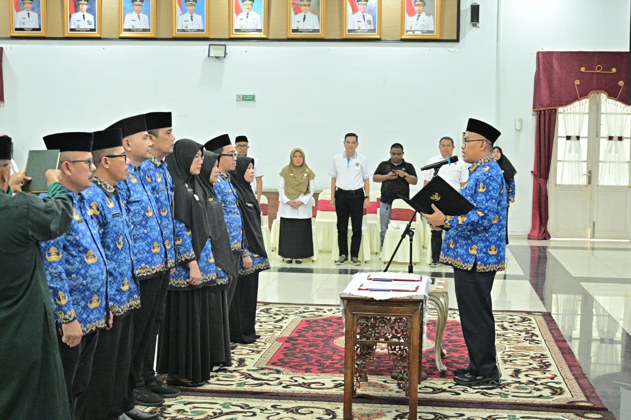 sekdaprov-arry -yuswandi-lantik-8-pejabat-administrator-di-lingkungan-pemprov-sumbar