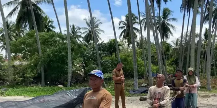 kadis-perikanan-dan-pangan-pessel-kunjungi-batang-kapas-pastikan-nelayan-tradisional-pemohon-bantuan