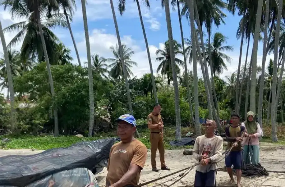 kadis-perikanan-dan-pangan-pessel-kunjungi-batang-kapas-pastikan-nelayan-tradisional-pemohon-bantuan