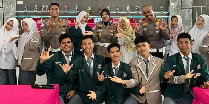wujudkan-generasi-taat-hukum,-sat-lantas-polres-pessel-turun-ke-sekolah