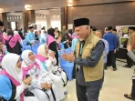 mahyeldi-lepas-384-jemaah-haji-kloter-1-embarkasi-padang