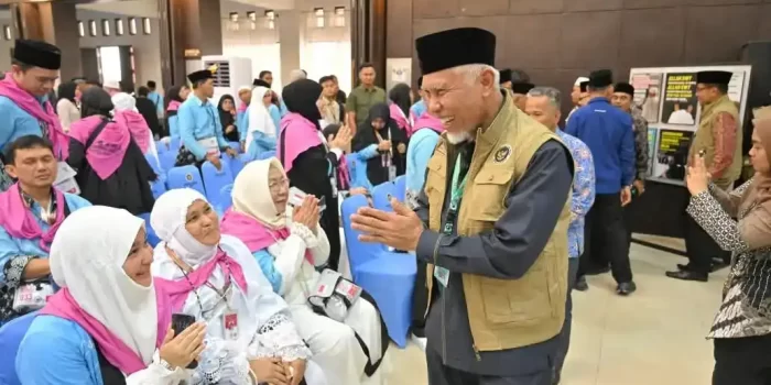 mahyeldi-lepas-384-jemaah-haji-kloter-1-embarkasi-padang