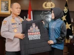 kunjungan-kerja-ke-mapolda-sumbar,-rezka-oktoberia-dinobatkan-sebagai-sahabat-kapolda-sumbar