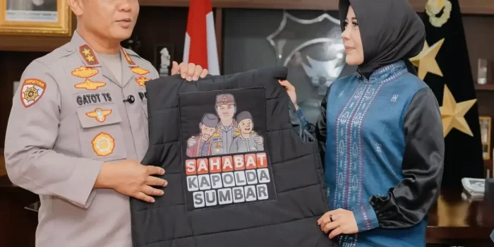 kunjungan-kerja-ke-mapolda-sumbar,-rezka-oktoberia-dinobatkan-sebagai-sahabat-kapolda-sumbar