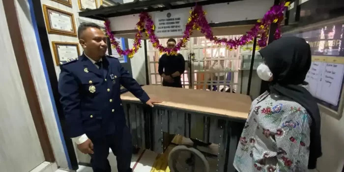 bantu-usaha-keluarga-warga-binaan,-lapas-kelas-ii-b-tanjung-pati-serahkan-gerobak