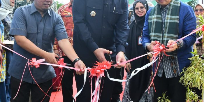 wako-fadly-amran-resmikan-toilet-baru-di-6-sd-dan-smp