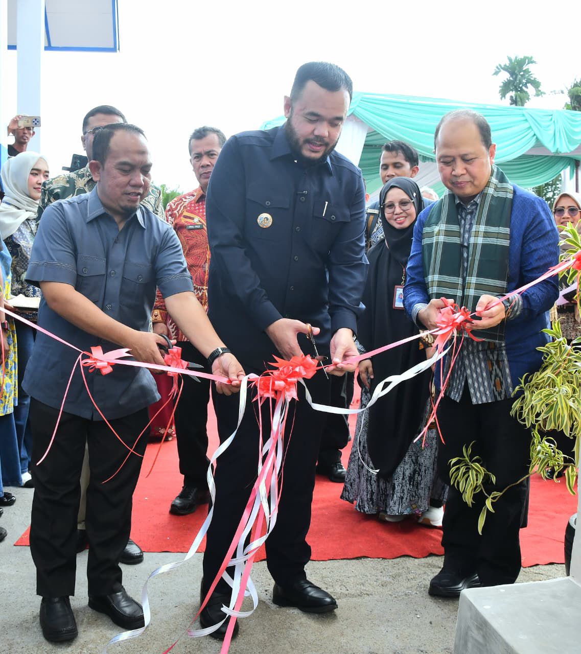 wako-fadly-amran-resmikan-toilet-baru-di-6-sd-dan-smp