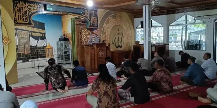 wakapolres-pessel-jadi-khatib-jumat-di-mesjid-nurul-hidayah-polres,-ajak-amar-makruf