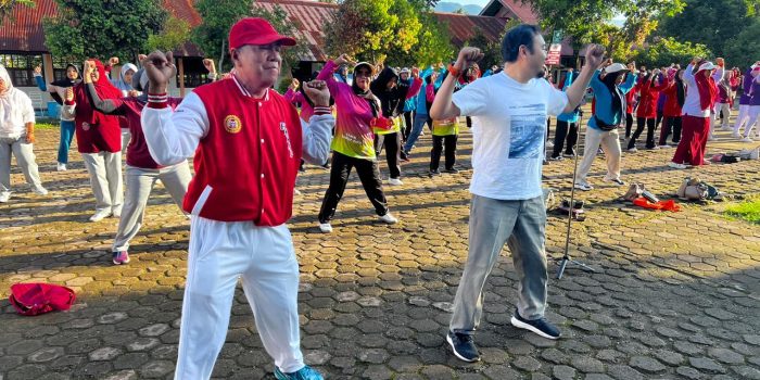 semangat-hardiknas,-rahmat-saleh-senam-bareng-ibu-ibu-di-limau-manis