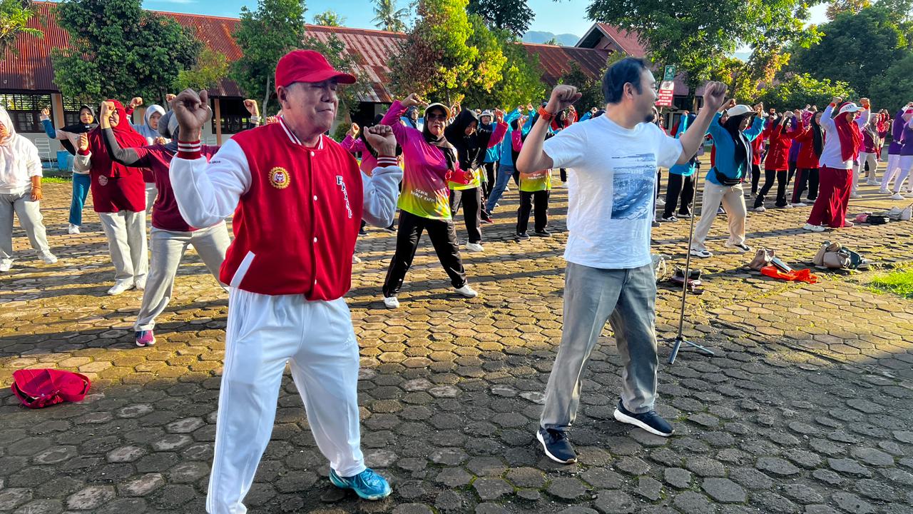 semangat-hardiknas,-rahmat-saleh-senam-bareng-ibu-ibu-di-limau-manis