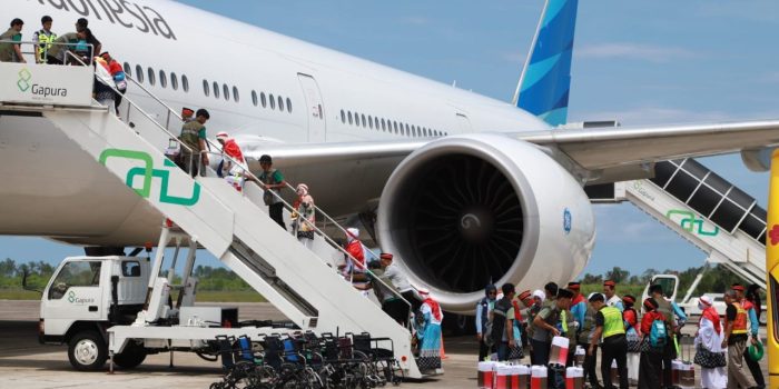 embarkasi-padang-berangkatkan-391-jemaah-haji-kloter-tujuh-ke-madinah