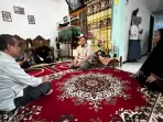 rahmat-saleh-datangi-orang-tua-rasyid-dan-zafran,-beri-penguatan-di-tengah-penantian