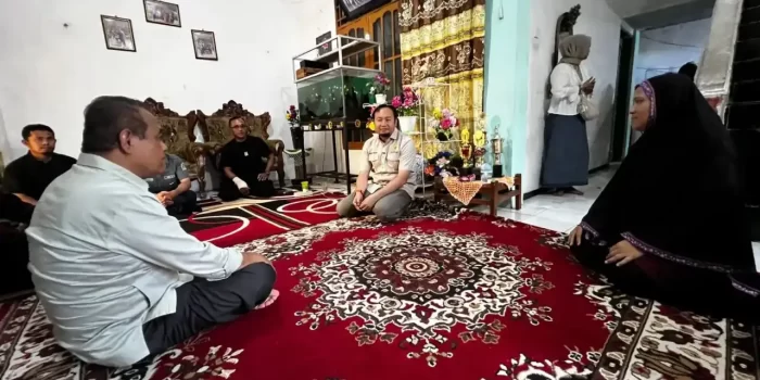 rahmat-saleh-datangi-orang-tua-rasyid-dan-zafran,-beri-penguatan-di-tengah-penantian