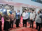 viral-isu-menteri-pariwisata-menggunakan-sepatu-di-masjid,-pemprov-sumbar-pastikan-itu-tidak-benar