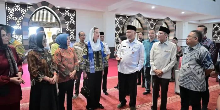 viral-isu-menteri-pariwisata-menggunakan-sepatu-di-masjid,-pemprov-sumbar-pastikan-itu-tidak-benar