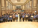hardiknas-2026,-gubernur-mahyeldi-anugerahkan-penghargaan-kepada-109-guru-dan-tenaga-kependidikan-sumbar